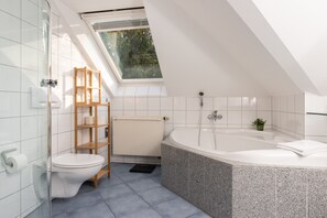 Baignoire, sèche-cheveux, serviettes fournies, savon