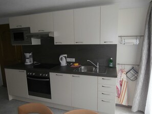 Kühlschrank, Mikrowelle, Ofen, Geschirrspüler