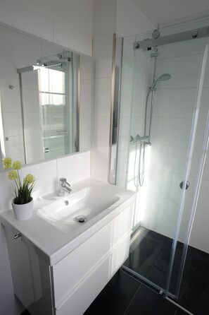 Een douche, een haardroger, handdoeken