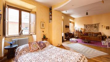 2 bedrooms, desk, iron/ironing board, WiFi