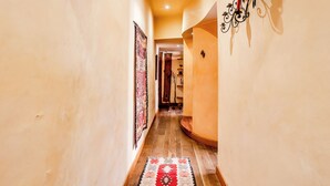 A narrow hallway with wooden flooring and a patterned rug. - Charming Bright Colosseum (Roma)
