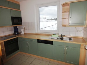 Een koelkast, een oven, een vaatwasser, een koffiezetapparaat/waterkoker