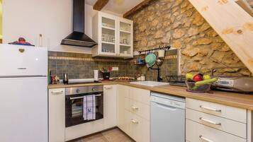 Een koelkast, een kookplaat, een vaatwasser