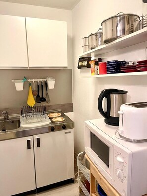 Fridge, microwave, stovetop, coffee/tea maker