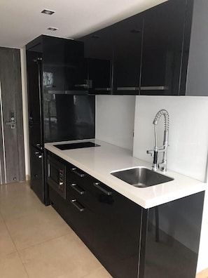 Deluxe Studio, 1 Queen Bed, Non Smoking | Private kitchenette | Microwave, oven, stovetop, electric kettle - Centara Avenue Residence Building C (Pattaya)