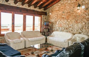 Televisión y chimenea 