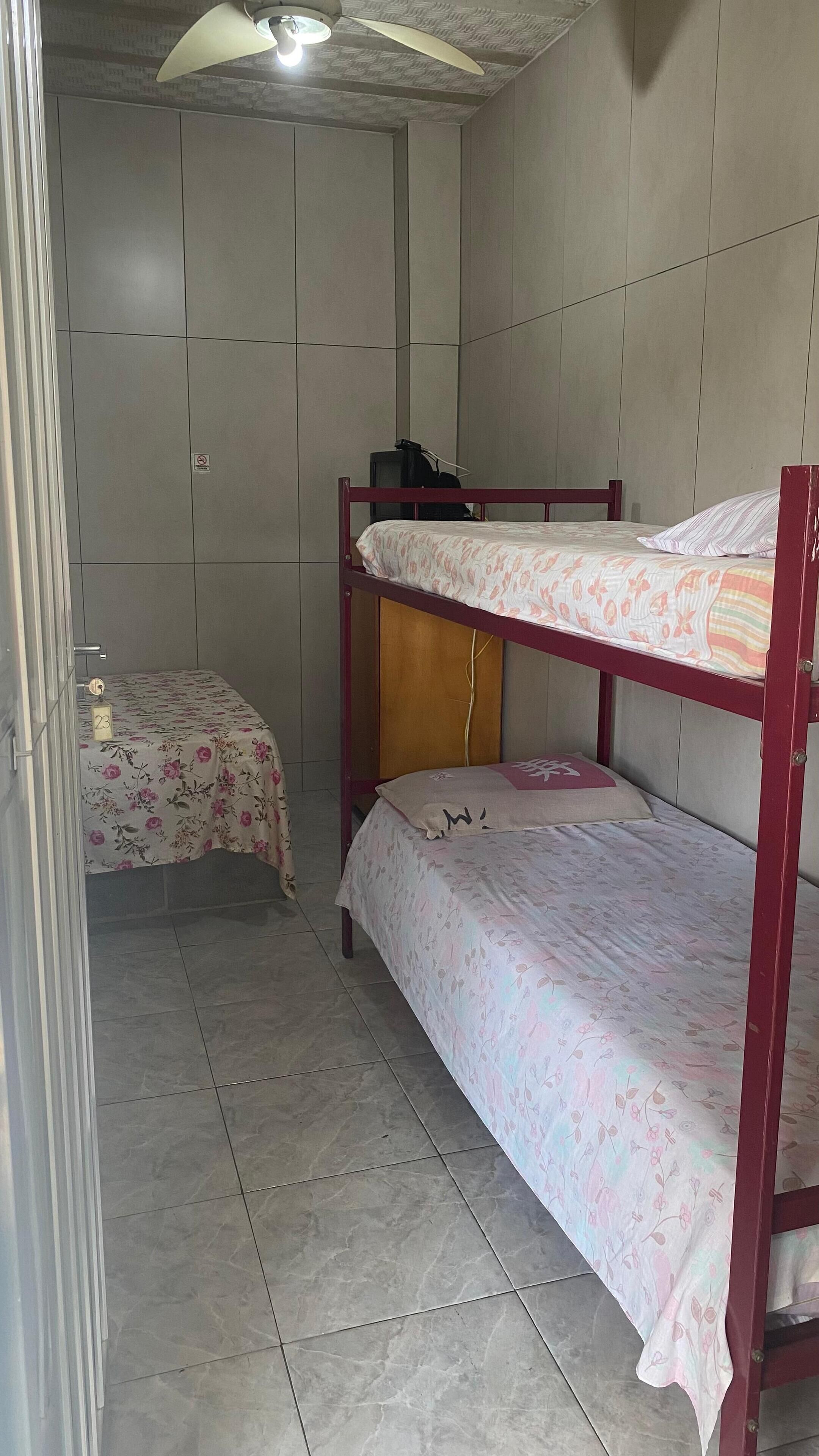 Quarto quádruplo | Wi-Fi de cortesia, roupa de cama