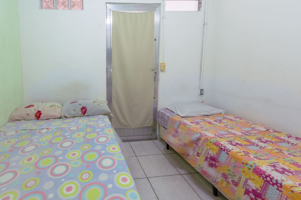 Quarto triplo, várias camas | Wi-Fi de cortesia, roupa de cama