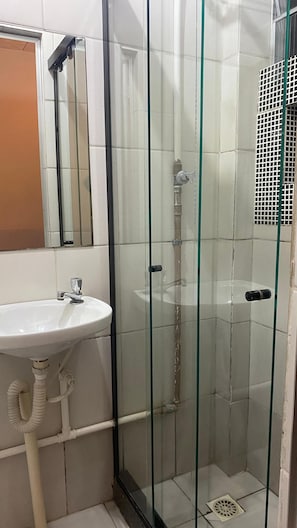 Dreibettzimmer | Badezimmer | Dusche, Handtücher, Seife, Toilettenpapier