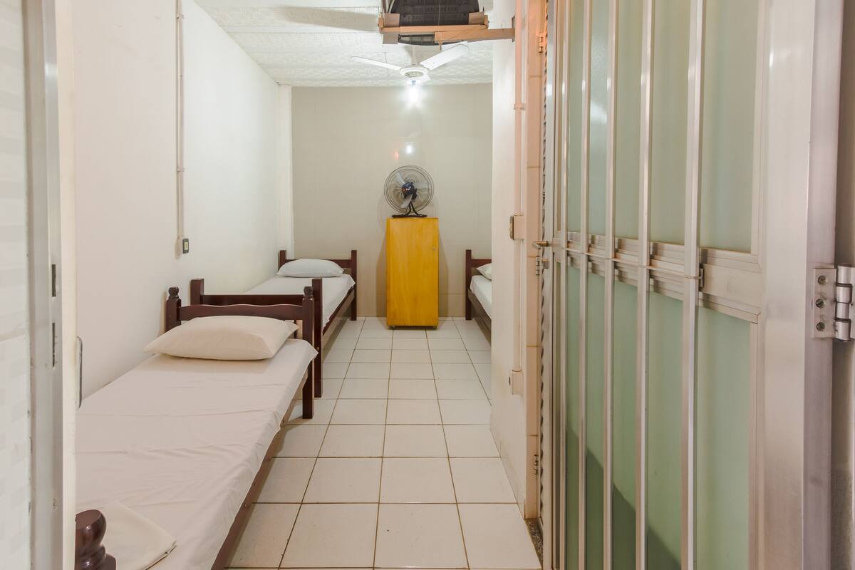 Quarto triplo, 3 camas de solteiro | Wi-Fi de cortesia, roupa de cama