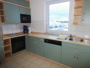 Kühlschrank, Ofen, Geschirrspüler, Wasserkocher mit Kaffee-/Teezubehör