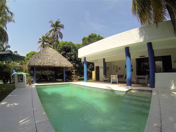 สระว่ายน้ำกลางแจ้ง