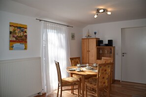 Dining - Cozy holiday home for up to 4 people in Neßmersiel on the North Sea coast (Nessmersiel)