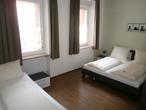 1 chambre, fer et planche à repasser, accès Internet, draps fournis