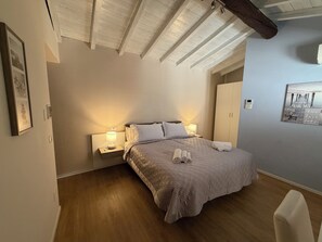 Escritorio, cortinas blackout, wifi gratis y ropa de cama 