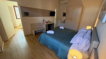 Familien-Vierbettzimmer | Hochwertige Bettwaren, Daunenbettdecken, Schreibtisch