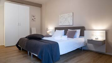 Habitación doble Confort | Escritorio, cortinas blackout, wifi gratis y ropa de cama