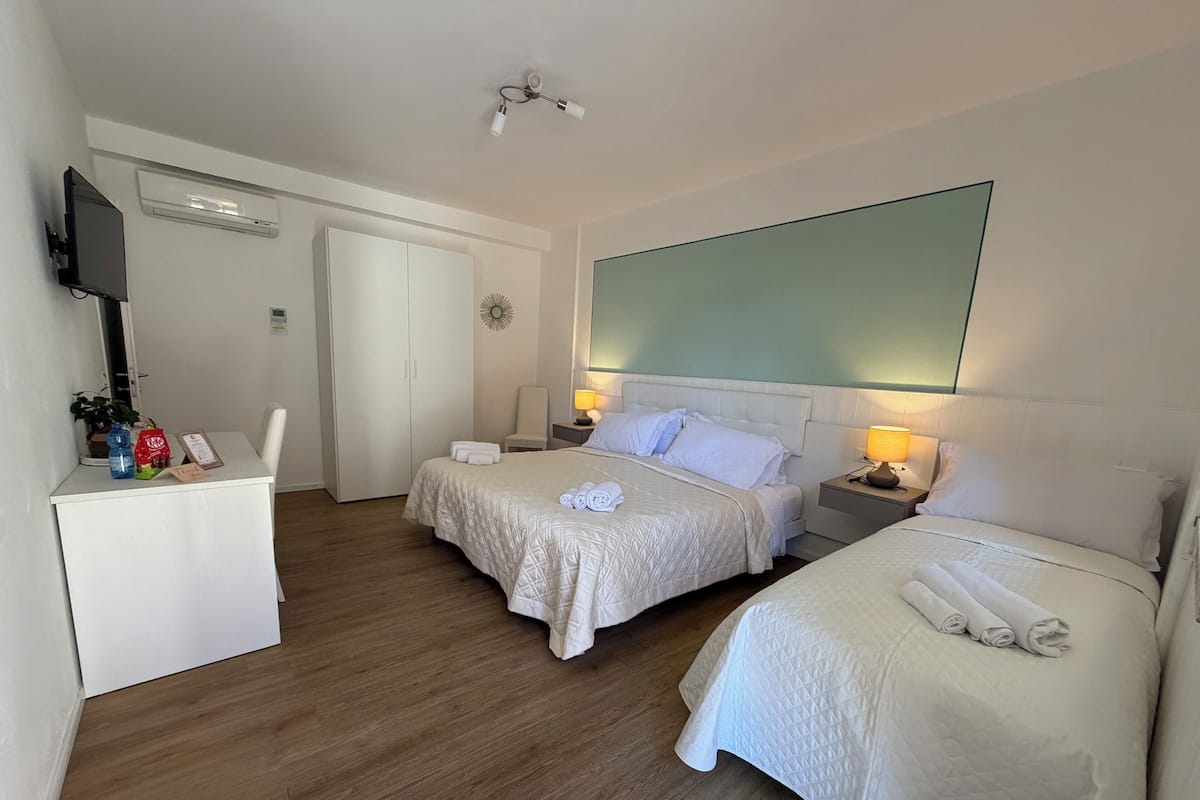 Comfort Double Room | Desk, blackout drapes, free WiFi, bed sheets