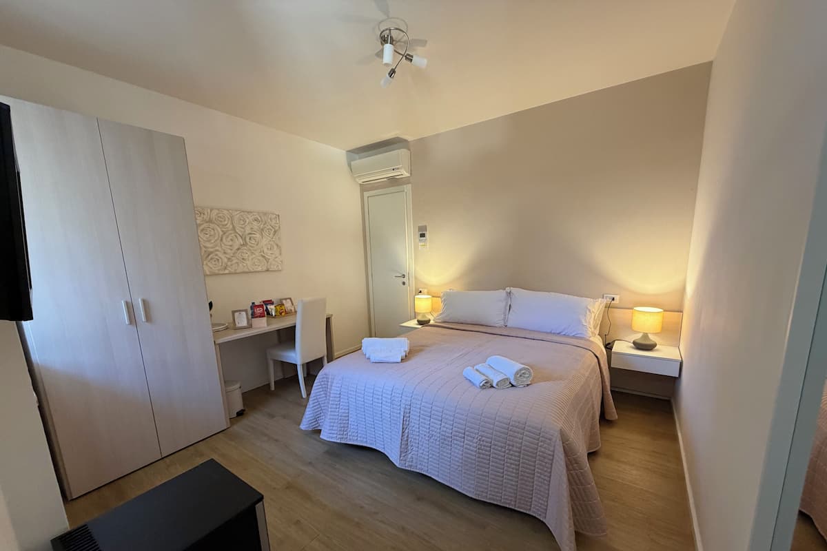 Economy Double Room | Desk, blackout drapes, free WiFi, bed sheets