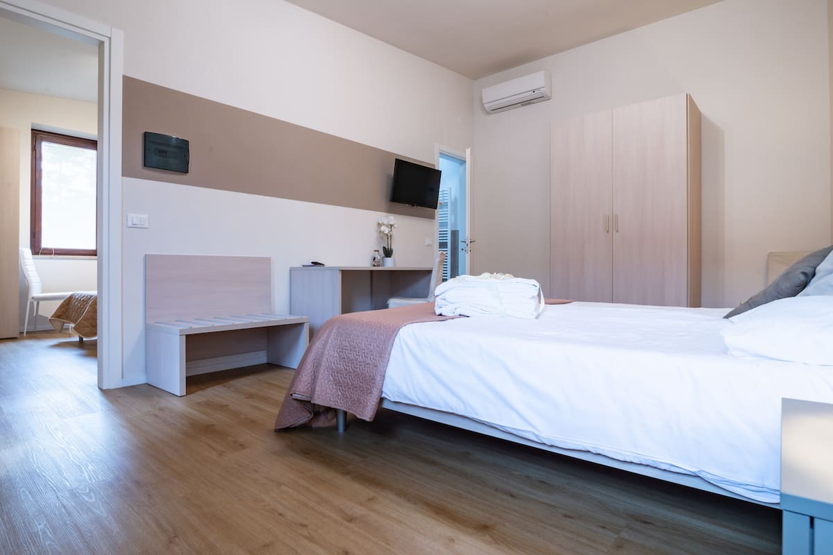 Familiekamer | Een bureau, verduisterende gordijnen, gratis wifi, beddengoed