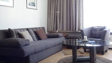 Fernseher, DVD-Player, Bücher, Stereoanlage