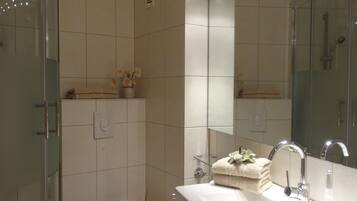Dusche, Haartrockner, Seife, Toilettenpapier