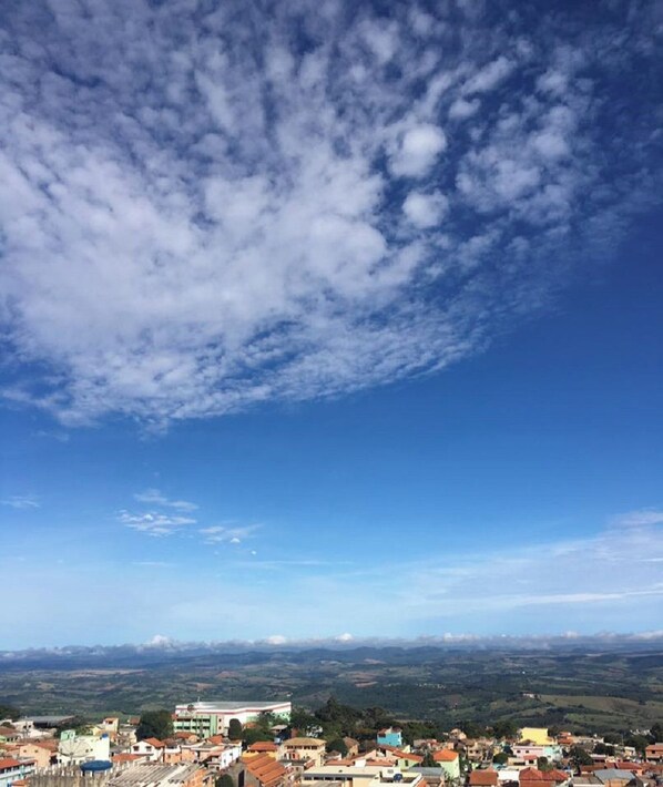 Un pueblo con edificios y un cielo despejado.