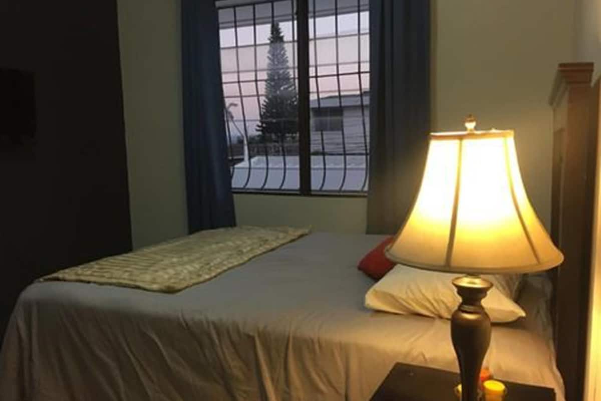 Escritorio, tabla de planchar con plancha, wifi gratis y ropa de cama