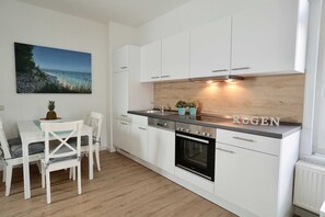 Køleskab, ovn, opvaskemaskine, højstol