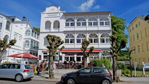 Unclassified image, 3 of 20, button