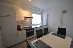 Kühlschrank, Mikrowelle, Ofen, Hochstuhl