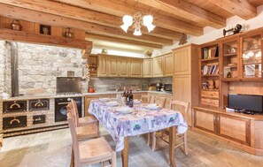 Réfrigérateur, plaque de cuisson, lave-vaisselle, cafetière/bouilloire