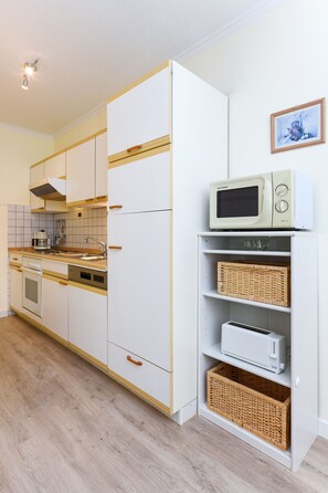 Kühlschrank, Mikrowelle, Ofen, Geschirrspüler