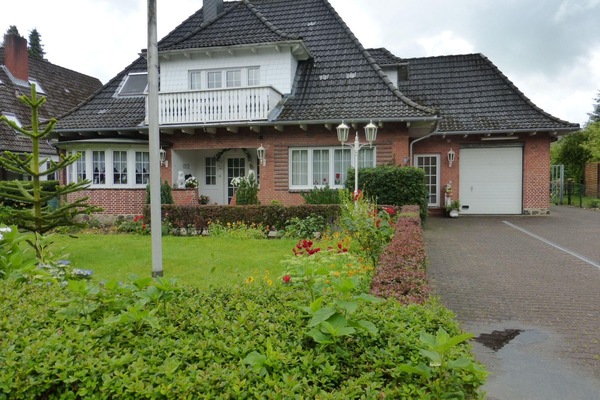 Balcon, und rechs die Eingangstür der Ferienwohnung.