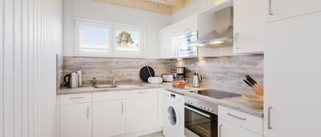 Køleskab, kogeplade, opvaskemaskine, kaffe-/temaskine