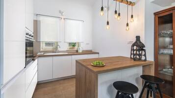 Geladeira, micro-ondas, cooktop, lava-louças