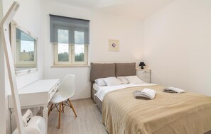 3 bedrooms, in-room safe, free WiFi, bed sheets