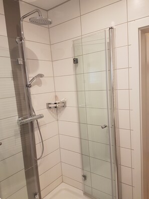 Haartrockner, Handtücher, Seife, Toilettenpapier