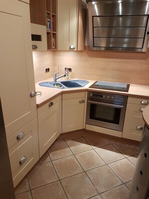 Frigorífic, microones, forn i placa de cuina 