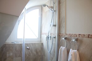Douche, sèche-cheveux
