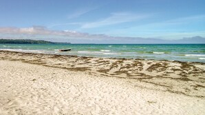 A beach with a boat on the sand and the ocean in the background. - 3 bedroom lovely home in Vig (Vig)