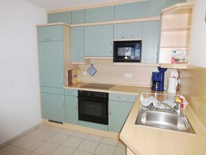 Jääkaappi, astianpesukone, kahvin-/teenkeitin, vedenkeitin