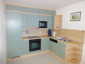 Kühlschrank, Geschirrspüler, Wasserkocher mit Kaffee-/Teezubehör