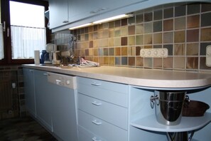 Kühlschrank, Ofen, Geschirrspüler, Hochstuhl