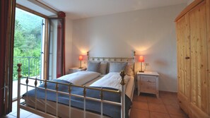 4 bedrooms, iron/ironing board, free WiFi, bed sheets