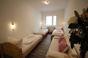 3 多间卧室、免费 WiFi、床单