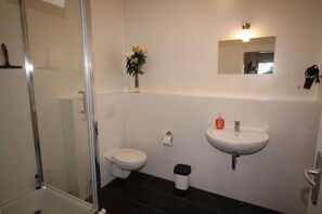Shower, hair dryer, towels - 4 rooms, up to 14 persons, luxurious furnishings, "hibiscus" (Berlin)