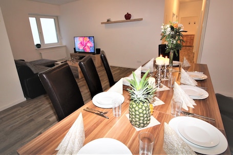 Dining. 4 rooms, up to 14 persons, luxurious furnishings, "hibiscus"