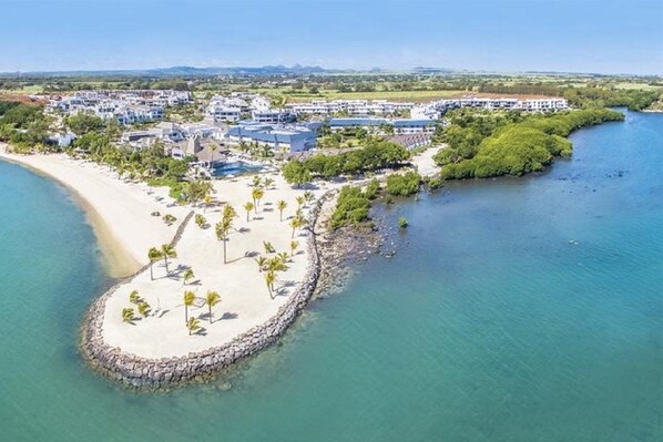 Beach - Life in Blue Azuri Residences (Roches Noires)