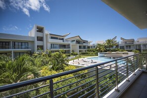 Property grounds - Life in Blue Azuri Residences (Roches Noires)